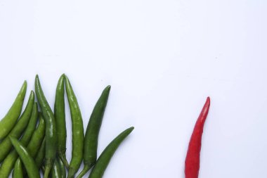 Kırmızı biber üzerine kırmızı biber beyaz arka plan kavramı: farklı, kazanmak, daha iyi