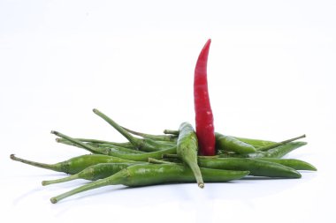 Kırmızı biber üzerine kırmızı biber beyaz arka plan kavramı: farklı, kazanmak, daha iyi