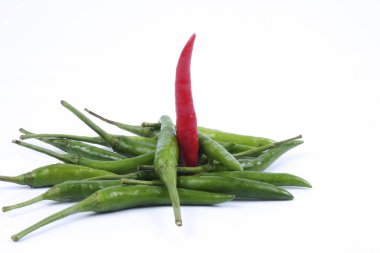 Kırmızı biber üzerine kırmızı biber beyaz arka plan kavramı: farklı, kazanmak, daha iyi