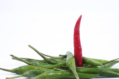 Kırmızı biber üzerine kırmızı biber beyaz arka plan kavramı: farklı, kazanmak, daha iyi