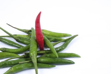 Kırmızı biber üzerine kırmızı biber beyaz arka plan kavramı: farklı, kazanmak, daha iyi