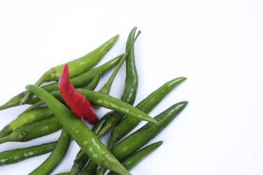 Kırmızı biber üzerine kırmızı biber beyaz arka plan kavramı: farklı, kazanmak, daha iyi