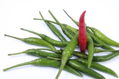 Kırmızı biber üzerine kırmızı biber beyaz arka plan kavramı: farklı, kazanmak, daha iyi