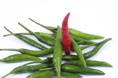 Kırmızı biber üzerine kırmızı biber beyaz arka plan kavramı: farklı, kazanmak, daha iyi