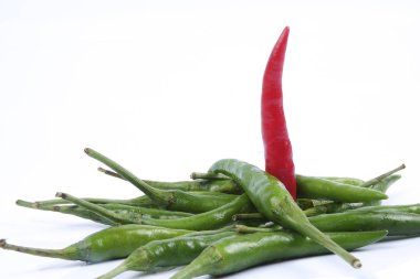 Kırmızı biber üzerine kırmızı biber beyaz arka plan kavramı: farklı, kazanmak, daha iyi