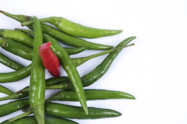 Kırmızı biber üzerine kırmızı biber beyaz arka plan kavramı: farklı, kazanmak, daha iyi