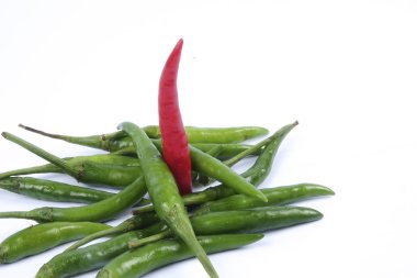 Kırmızı biber üzerine kırmızı biber beyaz arka plan kavramı: farklı, kazanmak, daha iyi