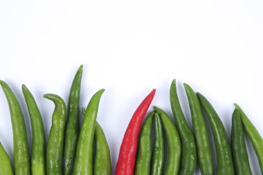 Kırmızı biber üzerine kırmızı biber beyaz arka plan kavramı: farklı, kazanmak, daha iyi