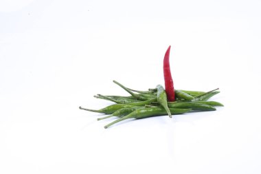 Kırmızı biber üzerine kırmızı biber beyaz arka plan kavramı: farklı, kazanmak, daha iyi