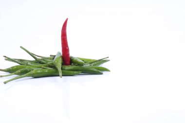 Kırmızı biber üzerine kırmızı biber beyaz arka plan kavramı: farklı, kazanmak, daha iyi