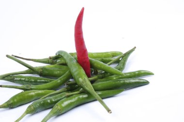 Kırmızı biber üzerine kırmızı biber beyaz arka plan kavramı: farklı, kazanmak, daha iyi