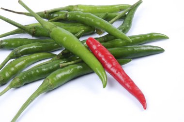 Kırmızı biber üzerine kırmızı biber beyaz arka plan kavramı: farklı, kazanmak, daha iyi