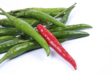 Kırmızı biber üzerine kırmızı biber beyaz arka plan kavramı: farklı, kazanmak, daha iyi