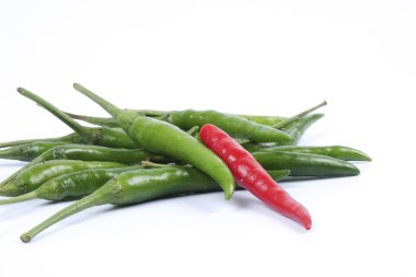 Kırmızı biber üzerine kırmızı biber beyaz arka plan kavramı: farklı, kazanmak, daha iyi