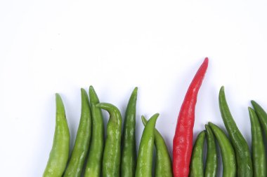 Kırmızı biber üzerine kırmızı biber beyaz arka plan kavramı: farklı, kazanmak, daha iyi