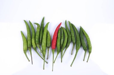 Kırmızı biber üzerine kırmızı biber beyaz arka plan kavramı: farklı, kazanmak, daha iyi