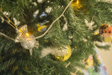 Dekore edilmiş bir Noel ağaca tutunan kırmızı önemsiz şey closeup. Retro filtre efekti.