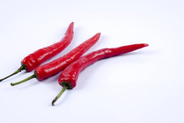 Kırmızı biber beyaz arkaplanda izole edilmiş.