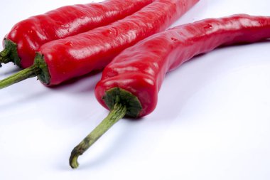 Kırmızı biber beyaz arkaplanda izole edilmiş.