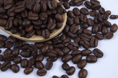 Kavrulmuş kahve çekirdekleri beyaz arka plan üzerinde izole kapatmak.