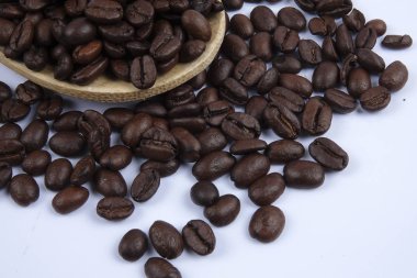 Kavrulmuş kahve çekirdekleri beyaz arka plan üzerinde izole kapatmak.