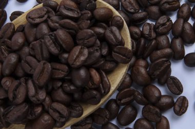 Kavrulmuş kahve çekirdekleri beyaz arka plan üzerinde izole kapatmak.