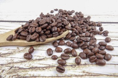 kahve çekirdekleri ve eski paslı zemin üzerine tahta kaşık