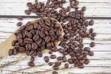 kahve çekirdekleri ve eski paslı zemin üzerine tahta kaşık