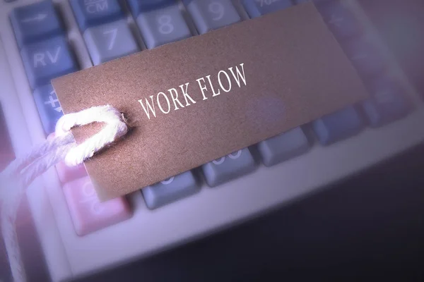 Ticari kavramsal metinlerle etiketlenmiş hesap makinesi ve kağıt. Lens fişeği eklendi. 