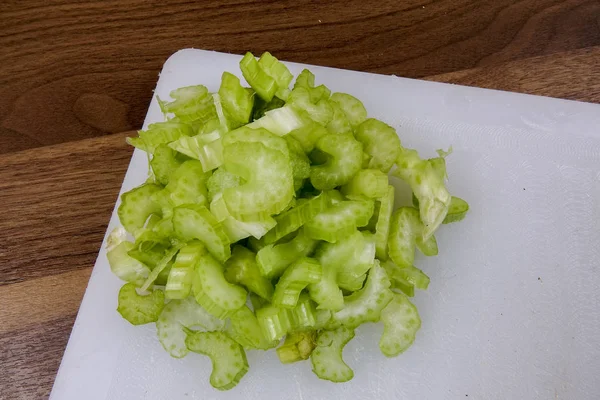 Ahşap zemin üzerinde taze kereviz