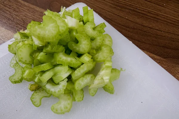 Ahşap zemin üzerinde taze kereviz