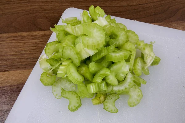 Ahşap zemin üzerinde taze kereviz