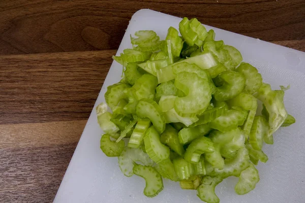 Ahşap zemin üzerinde taze kereviz