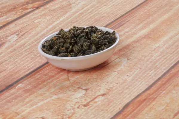 Folhas Chá Chinesas Secas Uma Tigela Pequena Sobre Fundo Madeira — Fotografia de Stock