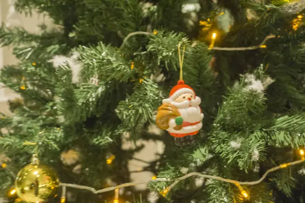 Primer Plano Bauble Rojo Colgando Árbol Navidad Decorado Efecto Filtro — Foto de Stock