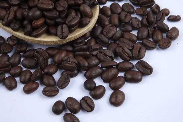 Granos Café Tostados Aislados Sobre Fondo Blanco Cerca — Foto de Stock