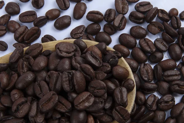 Granos Café Tostados Aislados Sobre Fondo Blanco Cerca — Foto de Stock