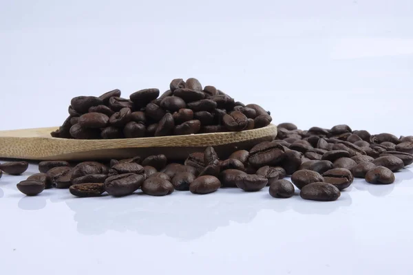 Rostade Kaffe Bönor Isolerad Vit Bakgrund Närbild — Stockfoto