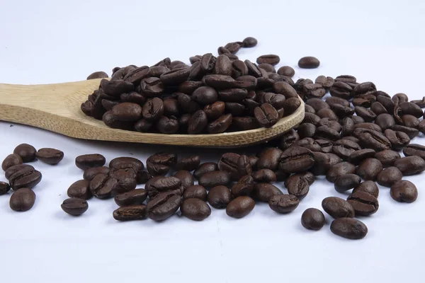 Granos Café Tostados Aislados Sobre Fondo Blanco Cerca — Foto de Stock