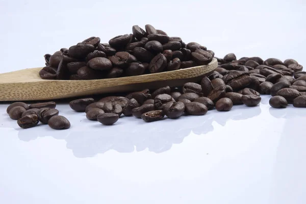 Rostade Kaffe Bönor Isolerad Vit Bakgrund Närbild — Stockfoto