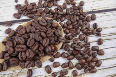 kahve çekirdekleri ve eski paslı zemin üzerine tahta kaşık