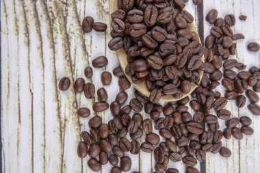 kahve çekirdekleri ve eski paslı zemin üzerine tahta kaşık