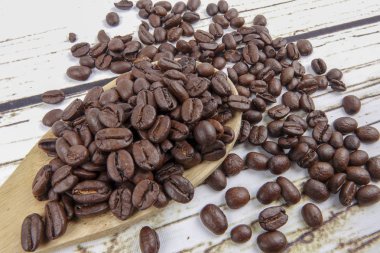 kahve çekirdekleri ve eski paslı zemin üzerine tahta kaşık