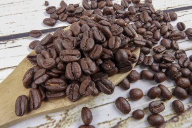 kahve çekirdekleri ve eski paslı zemin üzerine tahta kaşık