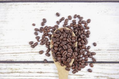 kahve çekirdekleri ve eski paslı zemin üzerine tahta kaşık
