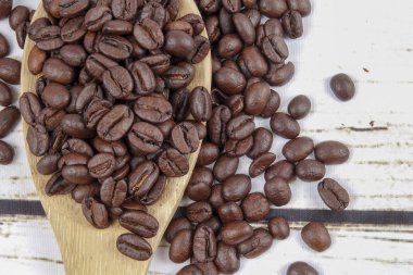 kahve çekirdekleri ve eski paslı zemin üzerine tahta kaşık