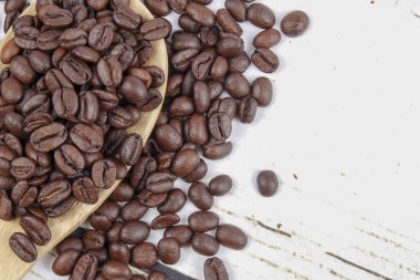 kahve çekirdekleri ve eski paslı zemin üzerine tahta kaşık