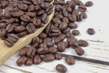 kahve çekirdekleri ve eski paslı zemin üzerine tahta kaşık