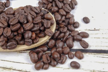 kahve çekirdekleri ve eski paslı zemin üzerine tahta kaşık