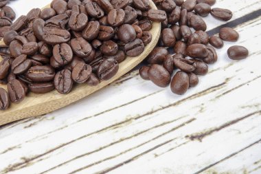 kahve çekirdekleri ve eski paslı zemin üzerine tahta kaşık
